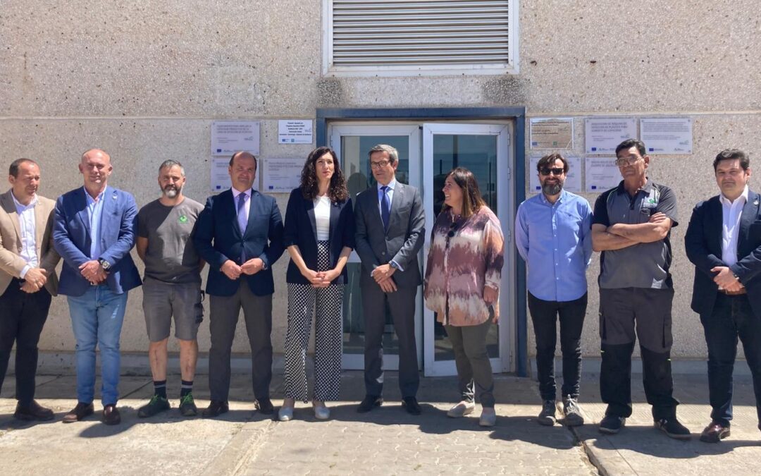 El consejero de Industria, Energia y Minas, D. Jorge Paradela, visita las instalaciones de INSERPLASA